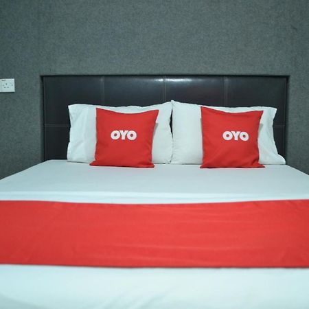 Oyo 89737 Hotel Tishoa Kampong Batu Tiga Kültér fotó