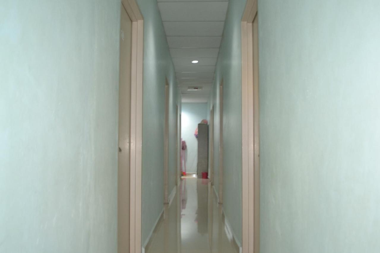 Oyo 89737 Hotel Tishoa Kampong Batu Tiga Kültér fotó
