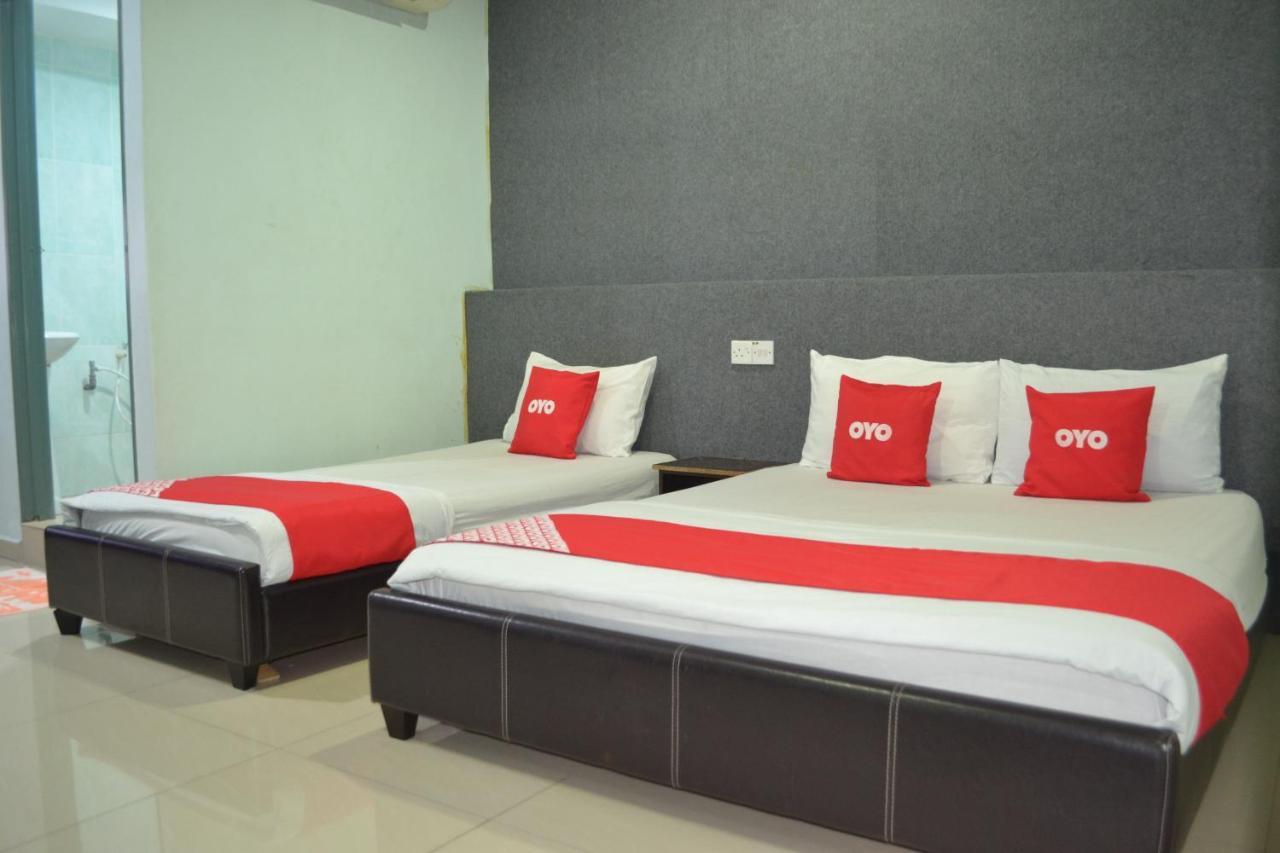Oyo 89737 Hotel Tishoa Kampong Batu Tiga Kültér fotó