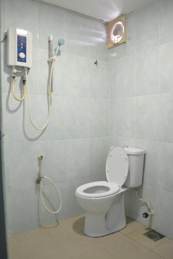 Oyo 89737 Hotel Tishoa Kampong Batu Tiga Kültér fotó