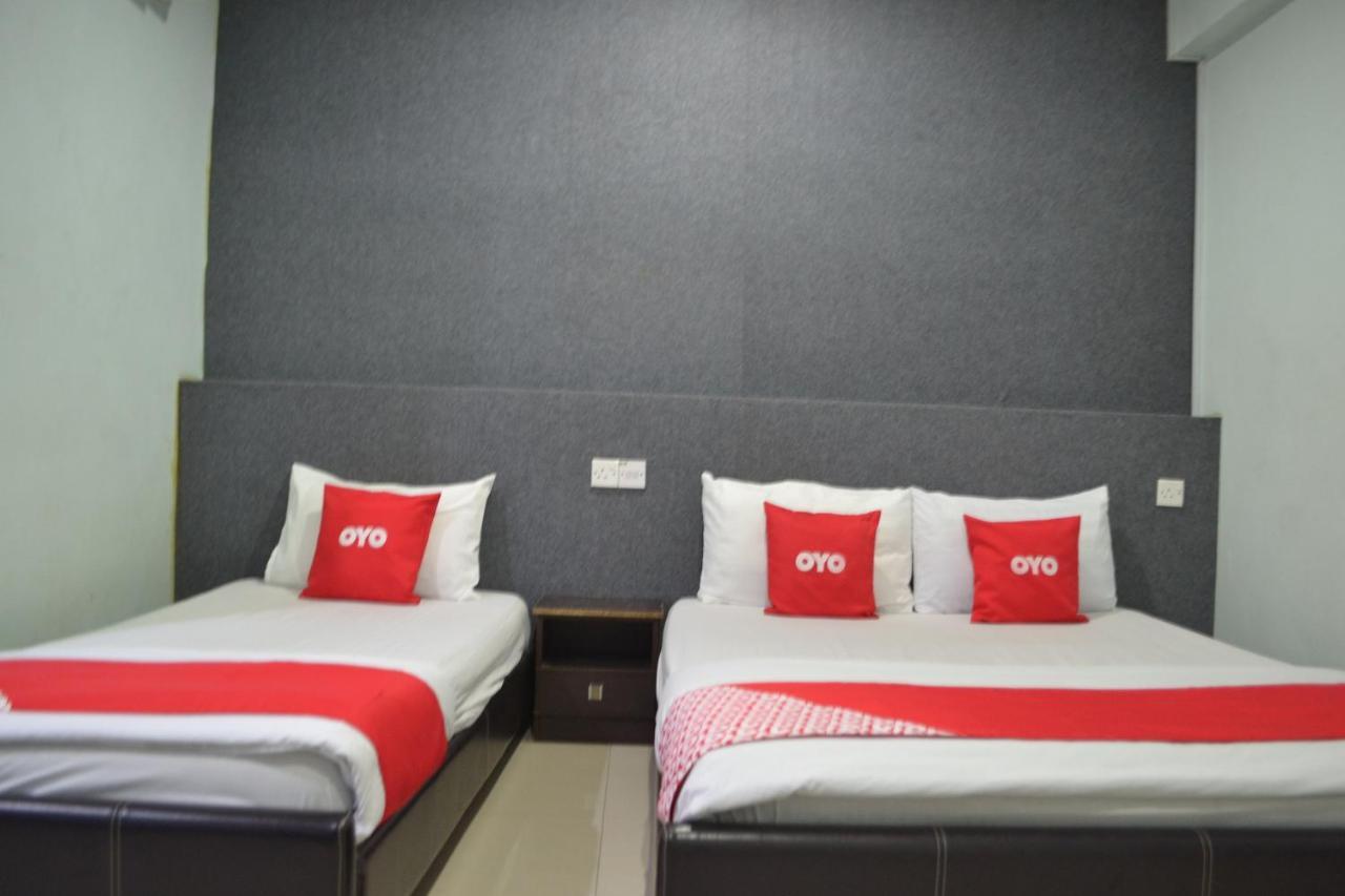 Oyo 89737 Hotel Tishoa Kampong Batu Tiga Kültér fotó