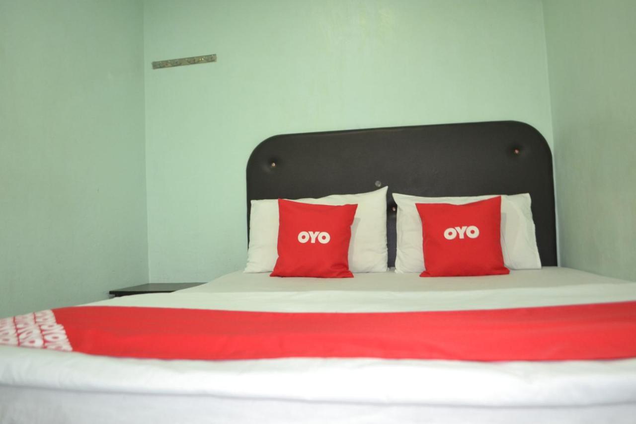 Oyo 89737 Hotel Tishoa Kampong Batu Tiga Kültér fotó