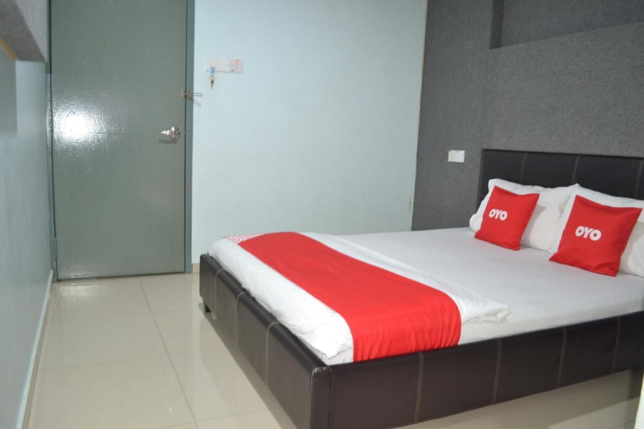 Oyo 89737 Hotel Tishoa Kampong Batu Tiga Kültér fotó