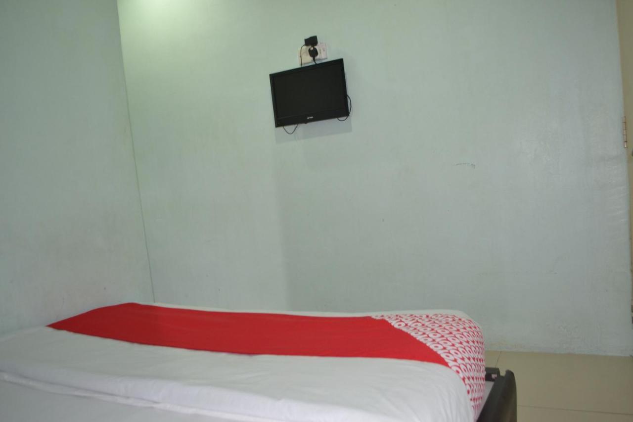 Oyo 89737 Hotel Tishoa Kampong Batu Tiga Kültér fotó